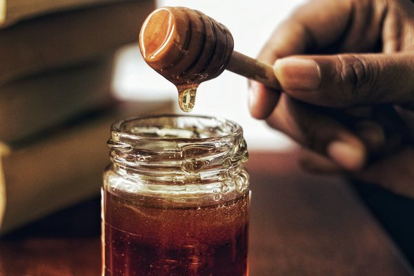 What Are the Potential Health Benefits of Raw Honey Consumption for Allergy Sufferers?